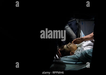 La striscia di Gaza, la Palestina. Il 22 febbraio, 2019. (Nota del redattore: immagine raffigura la morte).Yousef Daya corpo visto presso un ospedale mortuaria.addio di Yousef Daya, martirizzato durante gli scontri sul confine orientale di Gaza City. Credito: Mohamed Zarandah SOPA/images/ZUMA filo/Alamy Live News Foto Stock