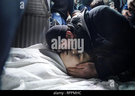 La striscia di Gaza, la Palestina. Il 22 febbraio, 2019. (Nota del redattore: immagine raffigura la morte).Un relativo visto baciare Yousef Daya testa durante la sua cerimonia funebre.addio di Yousef Daya, martirizzato durante gli scontri sul confine orientale di Gaza City. Credito: Mohamed Zarandah SOPA/images/ZUMA filo/Alamy Live News Foto Stock