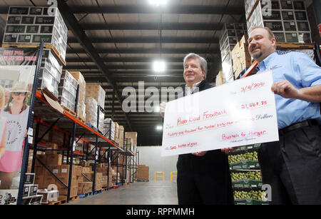 Davenport, Iowa, USA. 2 Mar, 2016. Mike Miller, sinistra, direttore esecutivo di ansa del fiume Foodbank, riceve un controllo sovradimensionato per $21,467.85, da Jeff Kirwan, Illinois Farm Bureau Distretto 3 director. La quantità rappresenta 5.000 bushel di grano donati da 62 agricoltori durante i bushel per fame Programma. Il programma è un programma congiunto di Illinois contea di uffici di fattoria in Isola di roccia, Henry, Mercer, Whiteside e Stark in combinazione con 12 area elevatori della granella '"' ADM, Atkinson, granella grande fiume risorse, Cargill, CGB, Stella d'oro FS, Hillsdale ascensore, Michlig grano, CHS Patriot energie Foto Stock