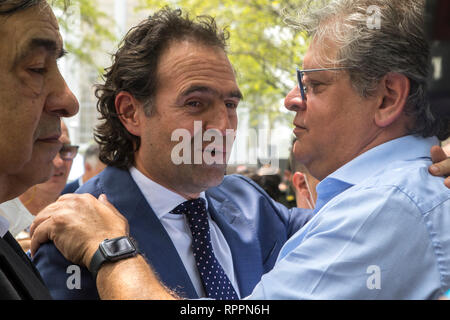 Cucuta, Colombia. Il 22 febbraio, 2019. Federico Gutierrez, sindaco di Medellin, partecipa a un evento durante la demolizione della casa di narcotrafficante Pablo Escobar. 1.500 persone evacuate dalla chiesa di Santa Maria de los Angeles quartiere. Entro pochi secondi, il Monaco edificio scomparso dal paesaggio. Credito: Daniel Romero/dpa/Alamy Live News Foto Stock