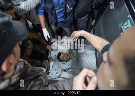 La città di Gaza, la striscia di Gaza, la Palestina. Il 22 febbraio, 2019. I parenti in lutto Yousef al-Dayeh, 12 anni, il corpo di al Shifa Hospital di Gaza City, Yousef è stata uccisa in una manifestazione di protesta nella parte orientale della striscia di Gaza. Credito: Mohamed Zarandah/Quds Net News/ZUMA filo/Alamy Live News Foto Stock