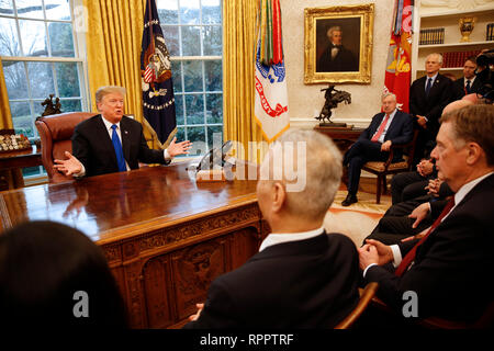 Washington, Stati Uniti d'America. Il 22 febbraio, 2019. Il Presidente degli Stati Uniti, Trump soddisfa con Liu He, Vice Premier della Repubblica popolare di Cina, nell'Ufficio Ovale della Casa Bianca a Washington DC, febbraio 22, 2019. Credito: Martin H. Simon/CNP | Utilizzo di credito in tutto il mondo: dpa/Alamy Live News Foto Stock