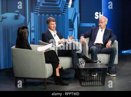 Berlino, Germania. Il 22 febbraio, 2019. Harald Krueger (C), il consiglio di amministrazione presidente della BMW, e Dieter Zetsche (R), presidente del consiglio di gestione di Daimler, partecipare a una conferenza stampa a Berlino, capitale della Germania, il 22 febbraio, 2019. La Daimler e BMW, due tedesco automobili di lusso, ha rivelato il venerdì i loro piani per investire più di un miliardo di euro (1,13 miliardi di dollari) nella creazione di una nuova joint car sharing business. Credito: Shan Yuqi/Xinhua/Alamy Live News Foto Stock