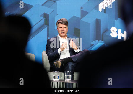 Berlino, Germania. Il 22 febbraio, 2019. Harald Krueger, gestione presidente del consiglio di amministrazione della BMW, partecipa a una conferenza stampa a Berlino, capitale della Germania, il 22 febbraio, 2019. La Daimler e BMW, due tedesco automobili di lusso, ha rivelato il venerdì i loro piani per investire più di un miliardo di euro (1,13 miliardi di dollari) nella creazione di una nuova joint car sharing business. Credito: Shan Yuqi/Xinhua/Alamy Live News Foto Stock