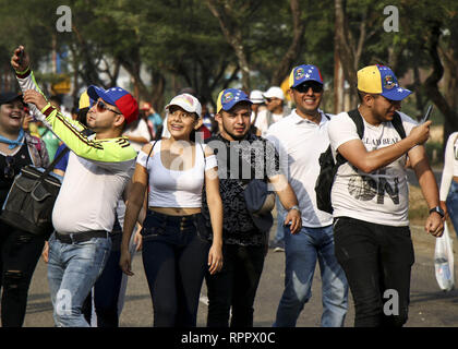 Caracas, Venezuela. Il 22 febbraio, 2019. Durante il ''aiuto Venezuela Live" concerto, organizzato per raccogliere fondi per il venezuelano soccorsi alla testa della Tienditas ponte internazionale a Cucuta, Colombia, il 22 febbraio 2019. Venezuela del tiro alla fune politico si trasforma in una battaglia delle bande di venerdì, con duelli di governo e opposizione i concerti pop davanti a un weekend showdown oltre l'entrata di mal bisogno di aiuti alimentari e medici. Credito: Elyxandro Cegarra/ZUMA filo/Alamy Live News Foto Stock