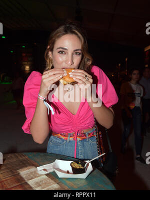 Beavh Miami, Florida, Stati Uniti d'America. 22 feb 2019. Atmosfera presso il South Beach Wine & Food Festiva BURGER BASH il 22 febbraio 2019 a Miami Beach, in Florida. Persone: atmosfera Credito: tempeste Media Group/Alamy Live News Foto Stock