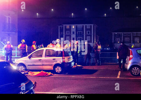 Brighton, East Sussex, Regno Unito. 23 feb 2019. Polizia, Guardia costiera, RNLI e Fire tecnico unità di ripristino di assistere alla scena di un incidente sulla mattina di sabato 23 febbraio 2019 in Brighton Marina. Credito: radicata/Alamy Live News Foto Stock