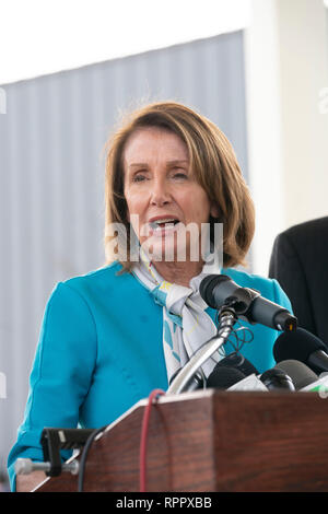 Camera dei rappresentanti degli Stati Uniti Speaker Nancy Pelosi (D-CA) parla ad una conferenza stampa al porto di entrata n. 2 nella città di Laredo in Texas, dopo aver girato il Texas-Mexico confine tra Laredo e Nuevo Laredo, Tamaulipas, Messico. Foto Stock