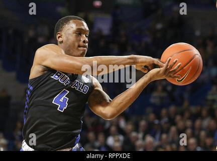 Amherst, New York, Stati Uniti d'America. Feb 22, 2019: Buffalo Bulls guard Davonta Jordan (4) raggiunge per un rimbalzo durante la prima metà del gioco nella NCAA pallacanestro tra la Kent State Golden lampeggia e il bufalo tori a Alumni Arena in Amherst, N.Y. (Nicholas T. LoVerde/Cal Sport Media) Credito: Cal Sport Media/Alamy Live News Foto Stock