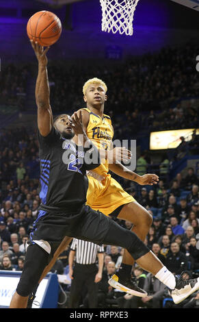 Amherst, New York, Stati Uniti d'America. Feb 22, 2019: Buffalo Bulls guard Dontay Caruthers (22) germogli durante la prima metà del gioco nella NCAA pallacanestro tra la Kent State Golden lampeggia e il bufalo tori a Alumni Arena in Amherst, N.Y. (Nicholas T. LoVerde/Cal Sport Media) Credito: Cal Sport Media/Alamy Live News Foto Stock