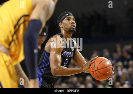 Amherst, New York, Stati Uniti d'America. Feb 22, 2019: Buffalo Bulls guard CJ Massinburg (5) gli occhi fino a fould girato durante la prima metà del gioco nella NCAA pallacanestro tra la Kent State Golden lampeggia e il bufalo tori a Alumni Arena in Amherst, N.Y. (Nicholas T. LoVerde/Cal Sport Media) Credito: Cal Sport Media/Alamy Live News Foto Stock