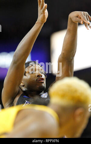 Amherst, New York, Stati Uniti d'America. Feb 22, 2019: Buffalo tori avanti Nick Perkins (33) spara un fallo girato durante la prima metà del gioco nella NCAA pallacanestro tra la Kent State Golden lampeggia e il bufalo tori a Alumni Arena in Amherst, N.Y. Perkins corrispondesse una nuova carriera di alta 27 punti e sei rimbalzi per i tori che ha sconfitto Kent State 80-57 prima un sold out folla di 6,688.(Nicholas T. LoVerde/Cal Sport Media) Credito: Cal Sport Media/Alamy Live News Foto Stock