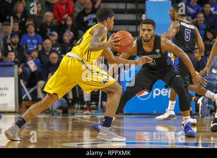 Amherst, New York, Stati Uniti d'America. Feb 22, 2019: Buffalo Bulls guard Jayvon tombe (3) difende durante la prima metà del gioco nella NCAA pallacanestro tra la Kent State Golden lampeggia e il bufalo tori a Alumni Arena in Amherst, N.Y. (Nicholas T. LoVerde/Cal Sport Media) Credito: Cal Sport Media/Alamy Live News Foto Stock