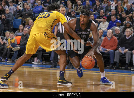 Amherst, New York, Stati Uniti d'America. Feb 22, 2019: Buffalo tori avanti Nick Perkins (33) aziona la baseline passato Kent membro Golden lampeggia in avanti Philip Whittington (25) durante la prima metà del gioco nella NCAA pallacanestro tra la Kent State Golden lampeggia e il bufalo tori a Alumni Arena in Amherst, N.Y. (Nicholas T. LoVerde/Cal Sport Media) Credito: Cal Sport Media/Alamy Live News Foto Stock