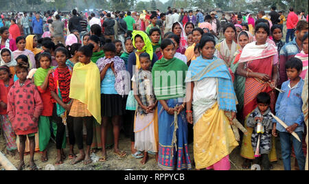 Golaghat, India. Il 22 febbraio, 2019. Gli abitanti di un villaggio di sostare di fronte i corpi delle vittime che hanno trovato la morte di bere il liquore illegale nel quartiere Golaghat, Assam, India, 22 febbraio, 2019. Il numero di decessi dovuti al consumo di liquore illegale in India del nord-est stato di Assam venerdì è salito a 41, funzionari di governo locali detto. Oltre 60 altri sono negli ospedali sottoposti a trattamento. Credito: Stringer/Xinhua/Alamy Live News Foto Stock