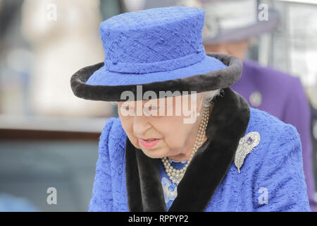 Londra, Regno Unito. 22 feb 2019. Sua Maestà la Regina, Patrono della Royal Army cappellani' Dipartimento, frequentando un servizio per celebrare il centenario della concessione dal Re Giorgio V del prefisso "Royal' al dipartimento, presso le guardie" Cappella, caserma di Wellington. Venerdì 22 Febbraio, 2019. Credito: amanda rose/Alamy Live News Foto Stock