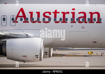 21 febbraio 2019, Assia, Frankfurt/Main: un aereo passeggeri della compagnia aerea Austrian Airlines rotoli alla pista in aeroporto. Foto: Sila Stein/dpa Foto Stock