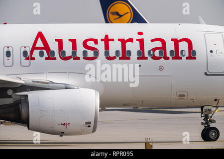 21 febbraio 2019, Assia, Frankfurt/Main: un aereo passeggeri della compagnia aerea Austrian Airlines rotoli alla pista in aeroporto. Foto: Sila Stein/dpa Foto Stock