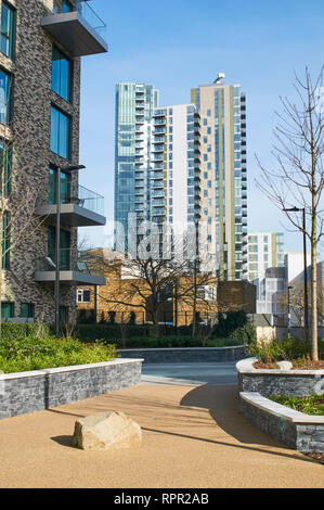 Parte della nuova struttura Woodberry Down sviluppo residenziale nella parte nord di Londra UK, con lo Skyline edifici di appartamenti in background Foto Stock