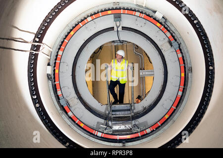 Testa di ingegneria Peter Robinson all'interno dell'assale del Falkirk Wheel per vedere la struttura di funzionamento interno. Foto Stock