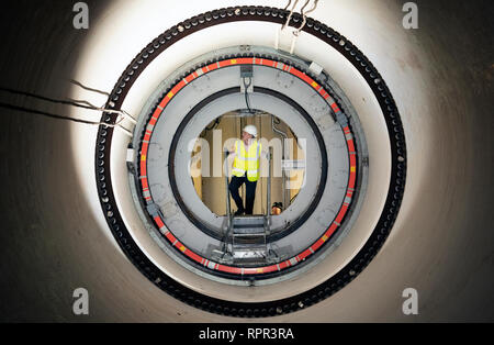 Testa di ingegneria Peter Robinson all'interno dell'assale del Falkirk Wheel per vedere la struttura di funzionamento interno. Foto Stock