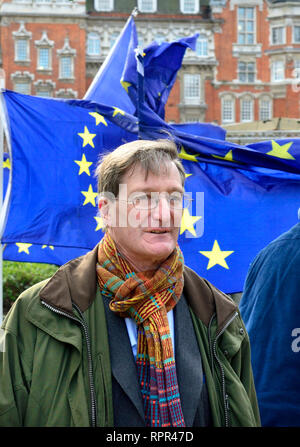 Dominic Grieve MP (conservatore: Beaconsfield) ex procuratore generale, oltrepassando bandiera UE su College Green, Westminster, nel giorno che egli era r Foto Stock