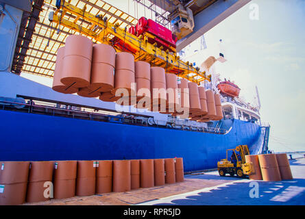 Importazione/Esportazione Spedizione ad un porto marittimo in noi. Una nave da carico di offload e onloads prodotti comprese le banane e rotoli di carta marrone. Foto Stock