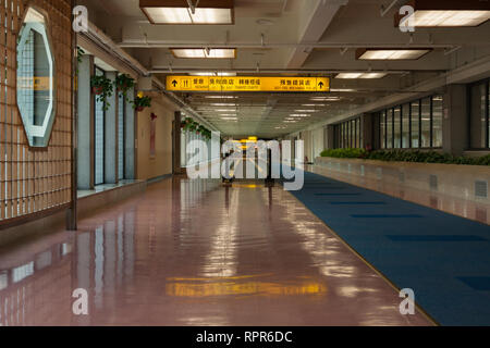 Ristorante, duty free shop, contatore di trasferimento la segnaletica; corridoio vuoto e tapis roulant nel terminal dell'aeroporto, dall'Aeroporto Internazionale Taoyuan di Taiwan Foto Stock