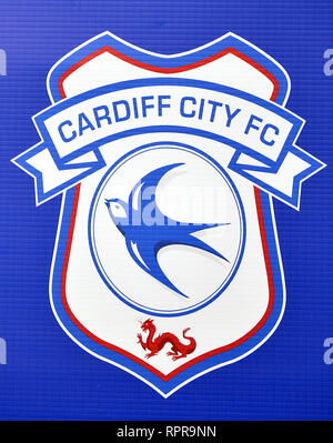 Chiusura del Cardiff City crest prima che il gioco durante il match di Premier League al Cardiff City Stadium. Foto Stock