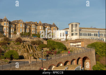 Ventnor, Isle of Wight, Regno Unito. Febbraio 2019. Questa famosa località balneare si vede in inverno il sole. Giardini d'inverno sulla riva collina che conduce alla Esplan Foto Stock