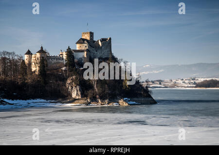 Castello Dunajec nel Niedzica, Polonia, Czorsztyn lake. Vista d'inverno. Foto Stock