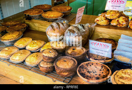 Villaggio Inglese Shop Front, famoso Fentons macellai shop torta a base di carne la visualizzazione nel loro luogo di mercato shop, Tickhill a Doncaster, South Yorkshire, Inghilterra Foto Stock