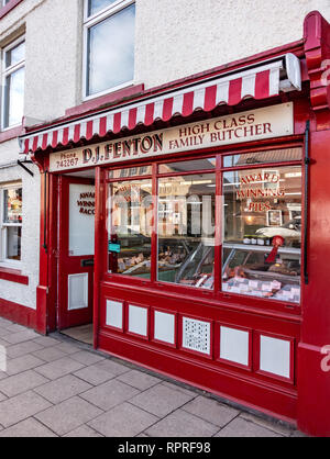 Villaggio Inglese Shop Front, famoso Fentons macellai shop torta a base di carne la visualizzazione in luogo di mercato shop, Tickhill a Doncaster in South Yorkshire, Inghilterra Foto Stock