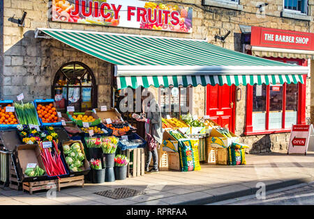 Villaggio Inglese negozio di fronte, fruttivendolo shop display in luogo di mercato, Tickhill nel Metropolitan Borough of Doncaster in South Yorkshire, Inghilterra, Foto Stock