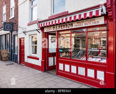 Villaggio Inglese Shop Front, famoso Fentons macellai shop torta a base di carne la visualizzazione in luogo di mercato shop, Tickhill a Doncaster in South Yorkshire, Inghilterra Foto Stock