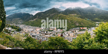 Andorra, il Principato delle valli di Andorra. Top Vista panoramica del paesaggio urbano nella stagione estiva. Città in montagne dei Pirenei Foto Stock