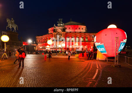 DRESDEN, Germania - 01 febbraio 2019: Semperoper durante il XIV Semper Opera Ball 2019 Foto Stock