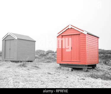 Findhorn in Scozia - Luglio 2016: pittoresca spiaggia di capanne lungo la costa a Findhorn Bay nel nord della Scozia tra le dune di sabbia Foto Stock