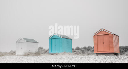 Findhorn in Scozia - Luglio 2016: pittoresca spiaggia di capanne lungo la costa a Findhorn Bay nel nord della Scozia tra le dune di sabbia Foto Stock