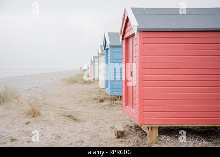 Findhorn in Scozia - Luglio 2016: pittoresca spiaggia di capanne lungo la costa a Findhorn Bay nel nord della Scozia tra le dune di sabbia Foto Stock