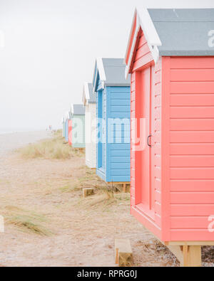 Findhorn in Scozia - Luglio 2016: pittoresca spiaggia di capanne lungo la costa a Findhorn Bay nel nord della Scozia tra le dune di sabbia Foto Stock