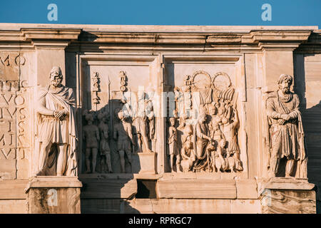 Roma, Italia. Dettagli di Arco di Costantino. Statue e bassorilievi sulla facciata di Arco Trionfale Foto Stock