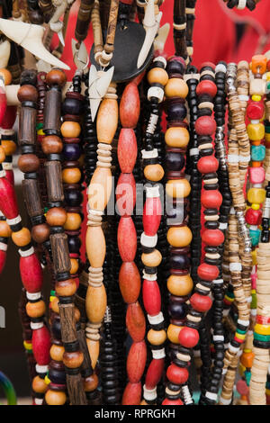 Close-up di legno collane di perle in vendita e visualizzati in un mercato all'aperto Foto Stock