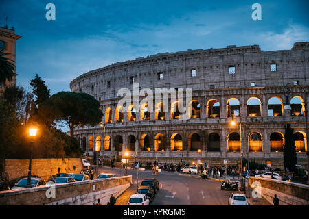 Roma, Italia. Colosseo conosciuto anche come Anfiteatro Flavio la sera o la notte Foto Stock