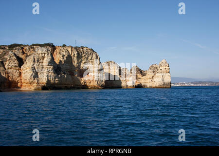 La punta di terra di scogliere in entrata per accedere al mare, si trova in Portogallo, la vista del mare. Foto Stock