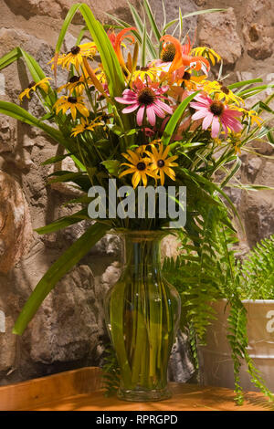 Close-up di un vaso di vetro con fiori da taglio sulla parte superiore di una credenza nella cucina di un vecchio circa 1733 Canadiana cottage in stile fieldstone home Foto Stock