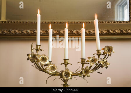 Close-up di candelabri con candele accese nella camera da letto principale sul pavimento del piano superiore all'interno di una degli anni cinquanta replica di un vecchio Canadiana e francese manoir cottage home Foto Stock