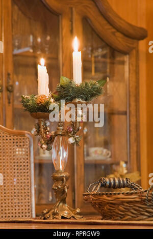 Close-up di un candelabro su un tavolo da pranzo in 1834 home Foto Stock