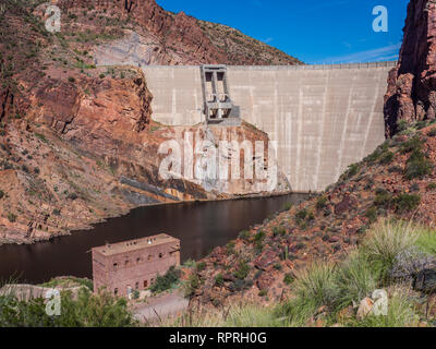 Theodore Roosevelt Dam, Arizona Highway 88, Apache Trail, Arizona. Foto Stock