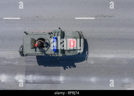 Mosca, 9 maggio 2018. La polizia militare portavalori ASN 233115 'Tiger-M' SpN ritorna dalla Piazza Rossa dopo la vittoria parata del giorno, vista dall'alto. Foto Stock